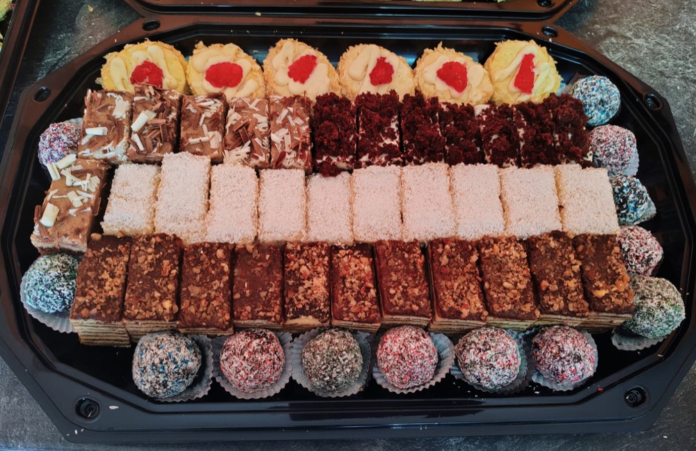 Platou cu mini-prăjituri stratificate cu nucă, Alba ca Zăpada tăvălită în cocos și mini Red Velvet