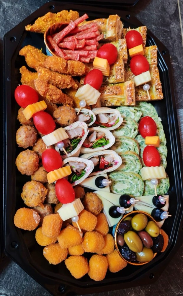 Platou aperitiv cu wraps cu pui, ruladă cu spanac, frigărui cu cașcaval și mini-pateuri, pregătit pentru masa de botez