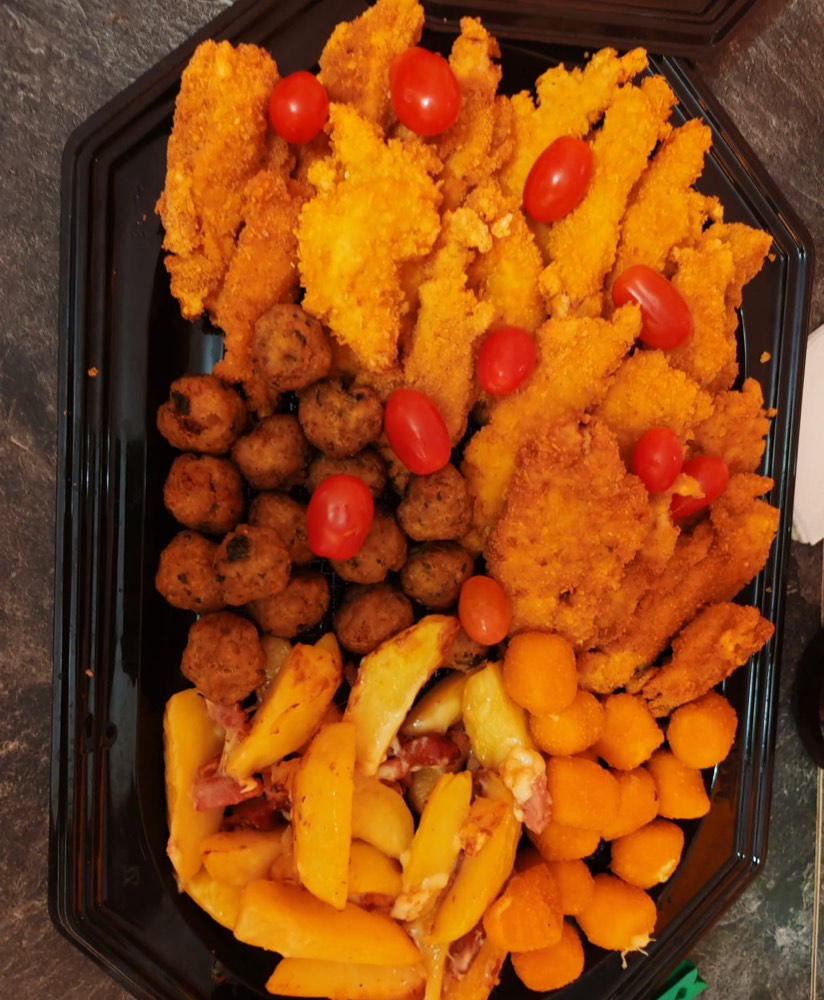 Platou cald cu fâșii de pui crispy, chiftele cu verdeață și cartofi wedges gratinați, pregătit în Craiova