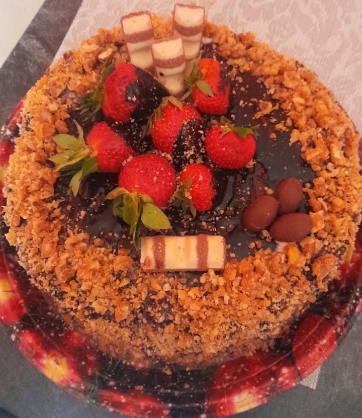 Tort festiv cu ganache de ciocolată neagră, bordură de krantz și căpșuni în ciocolată