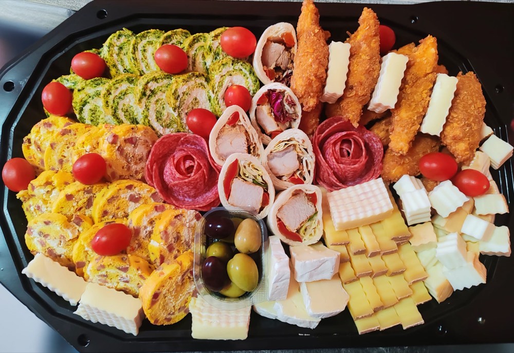 Platou rece cu rulade aperitiv, mini-wrap-uri, trandafiri din salam, brie, cașcaval și măsline