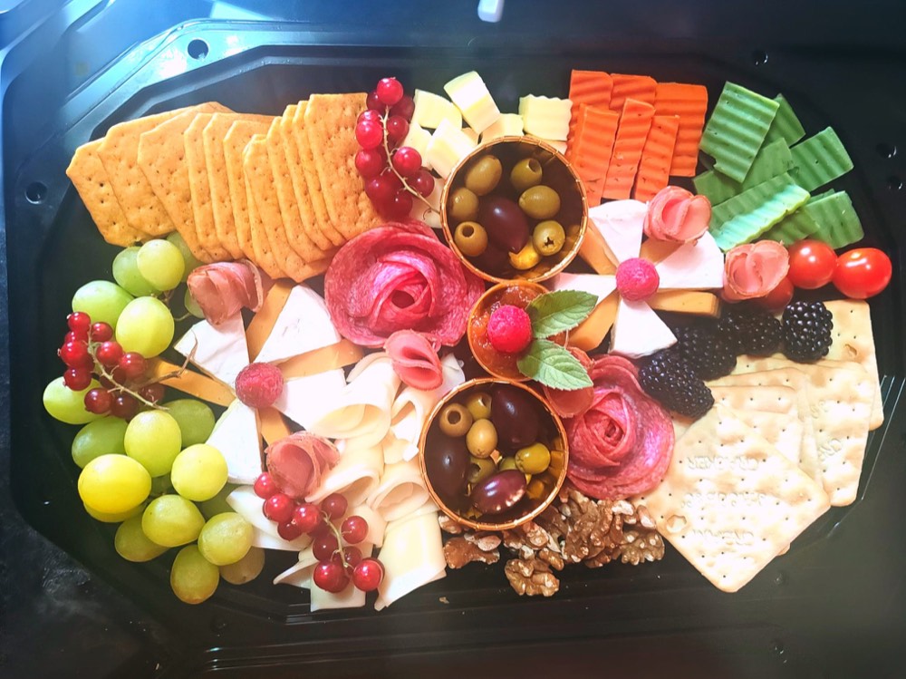 Platou Charcuterie Premium cu brie, cașcaval maturat, trandafiri din salam, rulouri din mezeluri crud-uscate, struguri, zmeură și mure