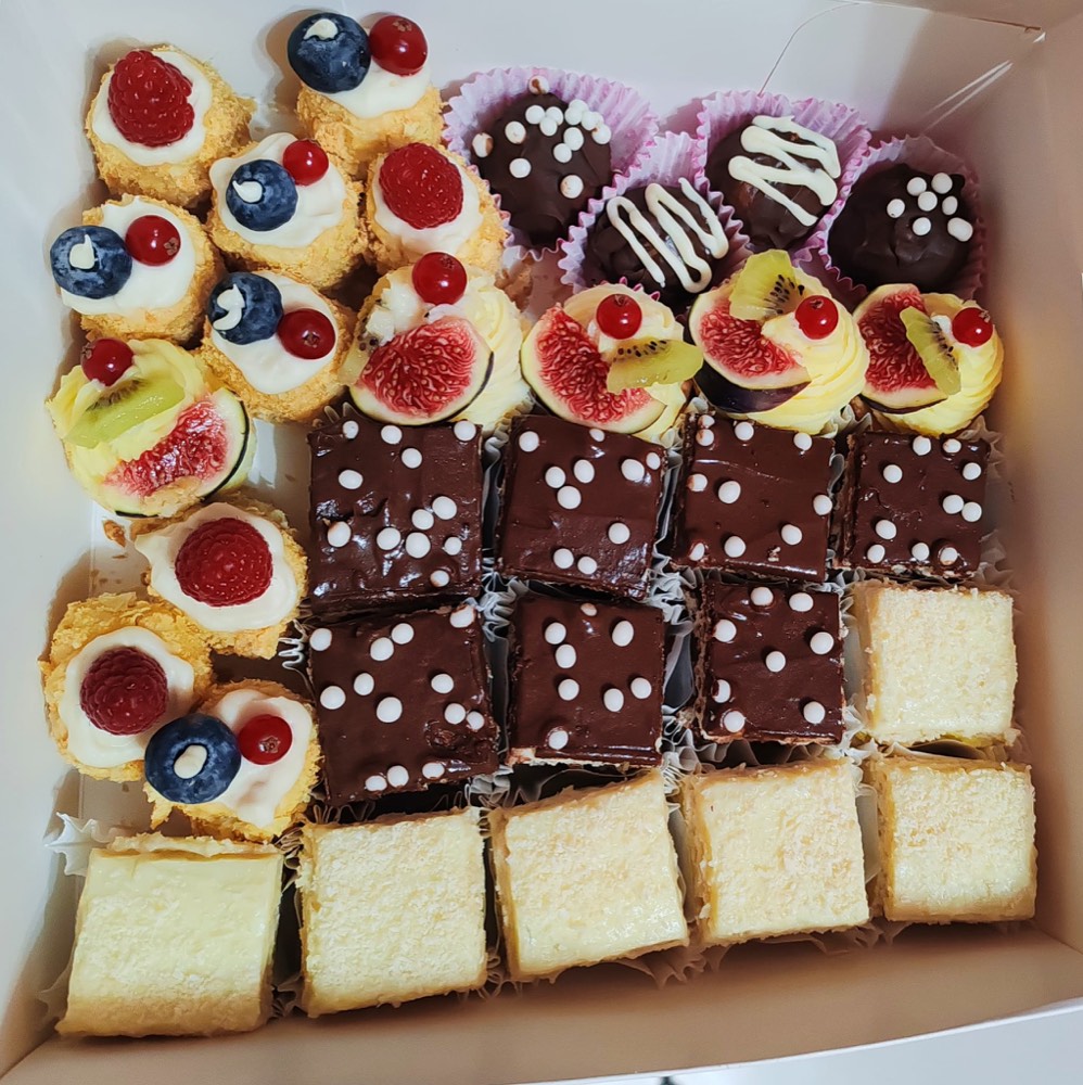 Platou cu mini-tarte, prăjituri cu ciocolată și trufe