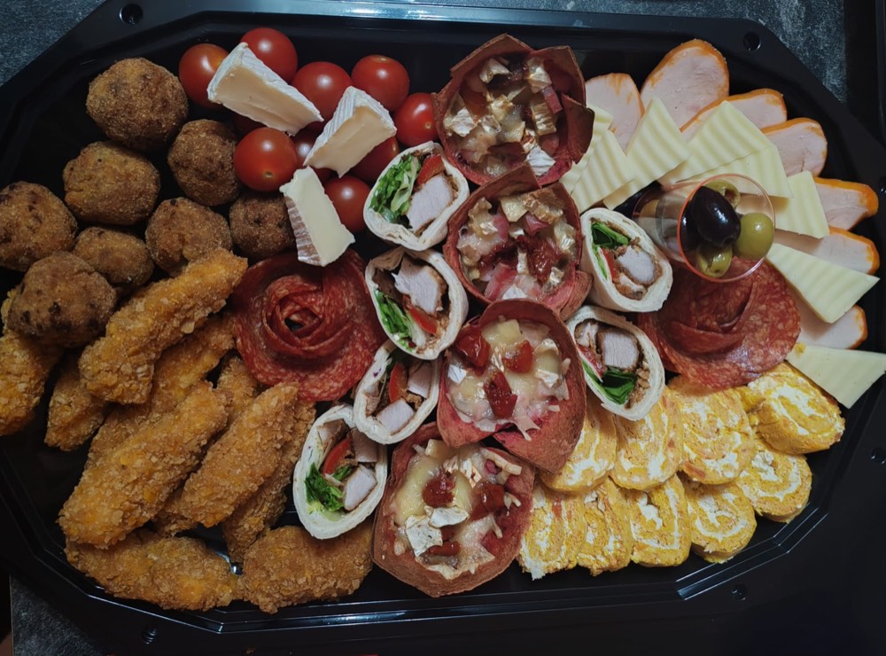 Platou festiv mixt cu chifteluțe, gujoane de pui, mini-wrap-uri, brie și roșii cherry, pregătit în Craiova