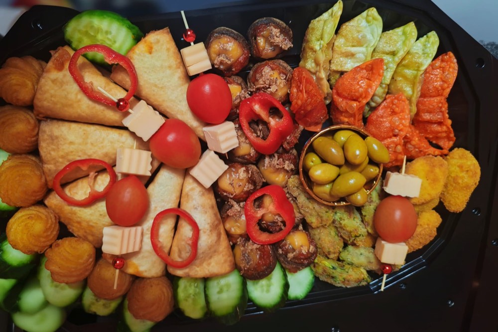 Platou de post cu ciuperci umplute, frigărui cu roșii cherry și chifteluțe vegetale, pregătit în Craiova