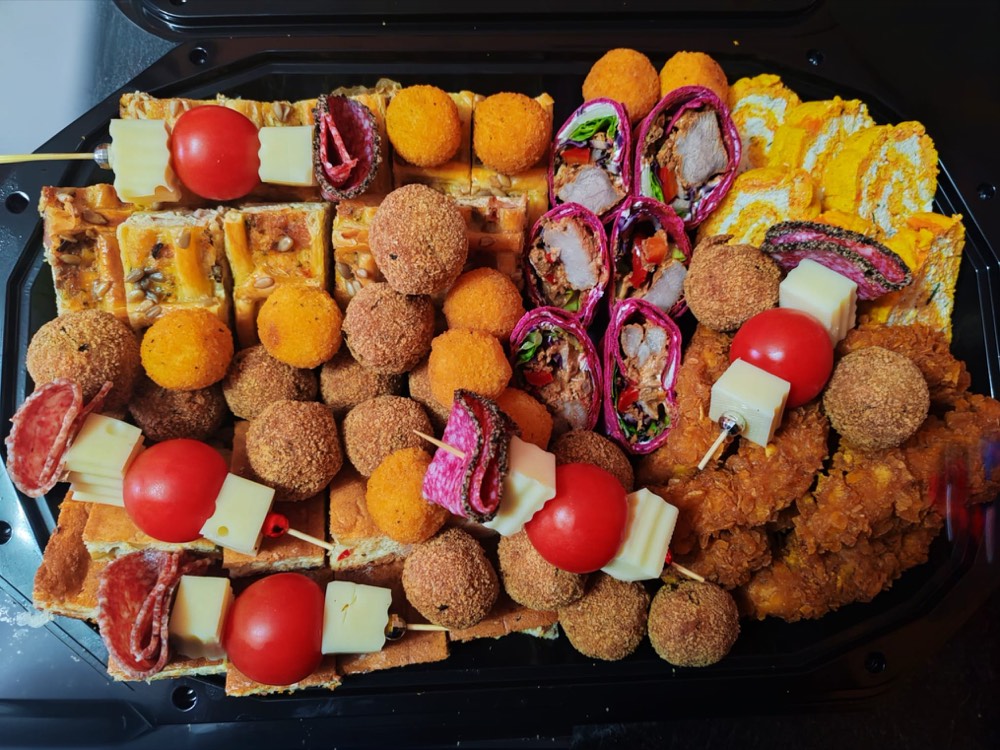 Platou Party Mix cu frigărui, wraps roz cu sfeclă, fâșii de pui crispy, crochete și chiftele, pentru o petrecere cu copii în Craiova